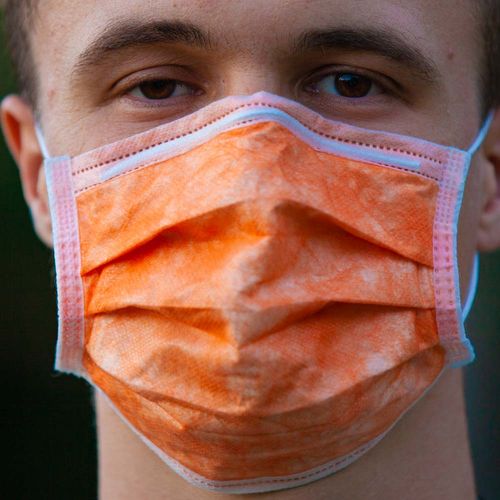 Person mit Atemschutz-Maske Wehr, Deutschland, Masken-Augen 1x1 Masken.Report Juli 2020, Photography by Malco Messerli Photography