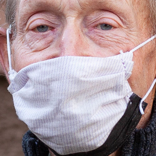 Person mit Atemschutz-Maske Wehr, Deutschland, Masken-Augen 1x1 Masken.Report Juni 2020, Photography by Malco Messerli Photography