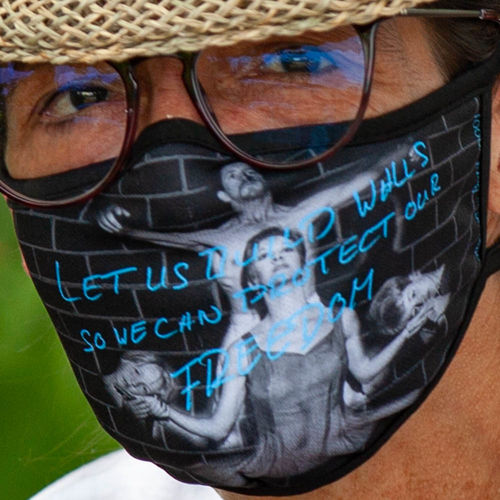 Person mit Atemschutz-Maske Wehr, Deutschland, Masken-Augen 1x1 Masken.Report Juni 2020, Photography by Malco Messerli Photography