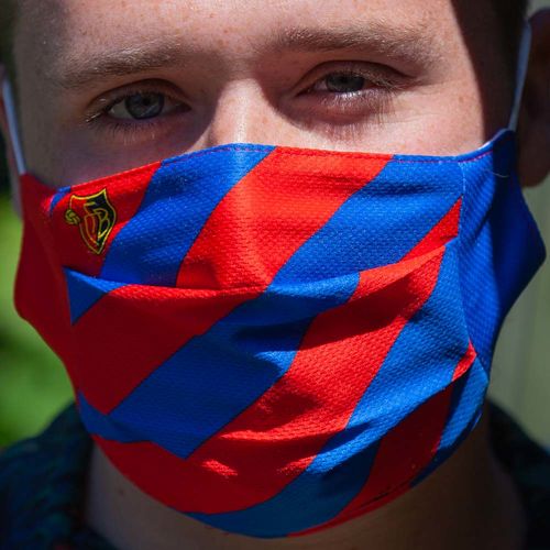 Person mit Atemschutz-Maske Wehr, Deutschland, Masken-Augen 1x1 Masken.Report Juli 2020, Photography by Malco Messerli Photography